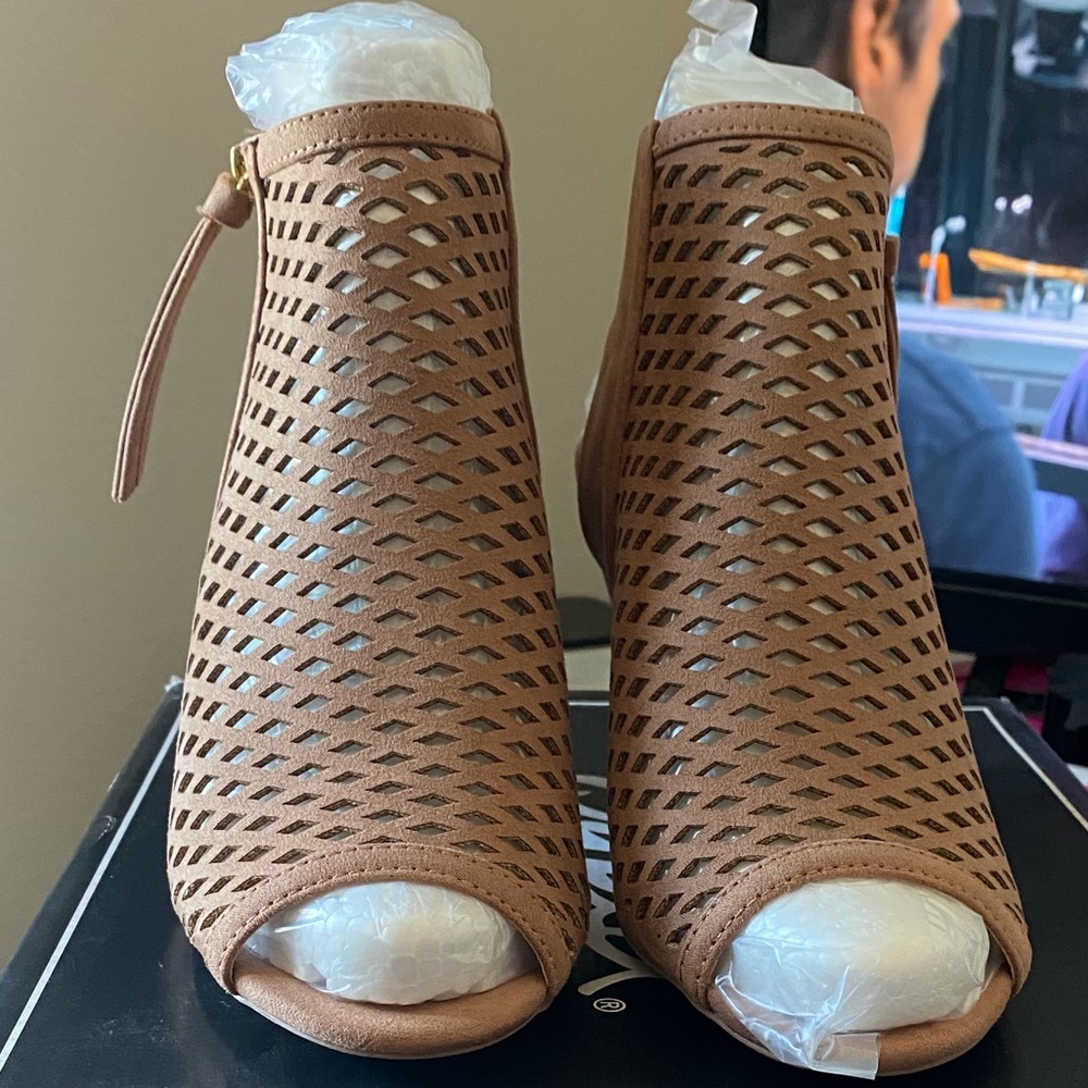 Qupid size 8 heals - BNWT